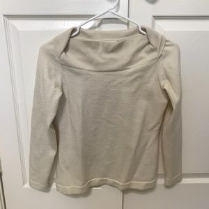 A lady’s top size S